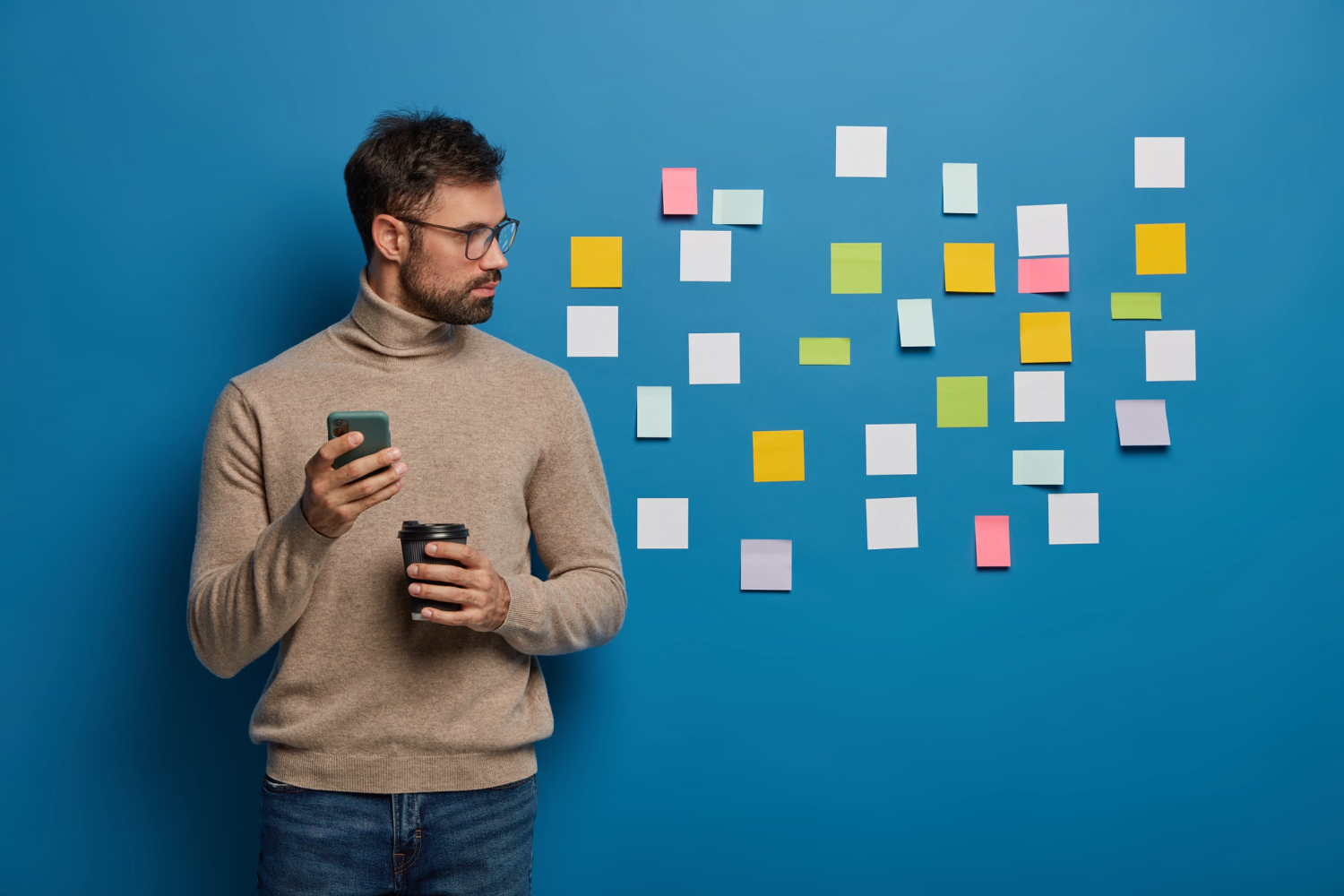 Il chain-of-thought è una strategia di prompt che guida gli LLM a scomporre problemi complessi in passaggi intermedi prima di dare la risposta finale.