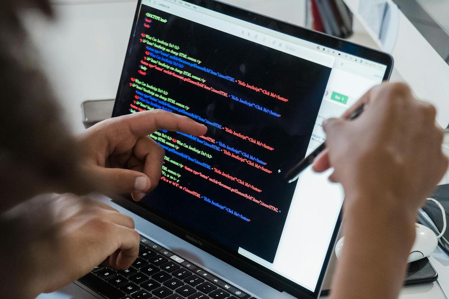 Il few-shot prompting è una tecnica di prompt engineering che consiste nel fornire all’intelligenza artificiale uno o più esempi pratici prima di formulare la richiesta vera e propria.