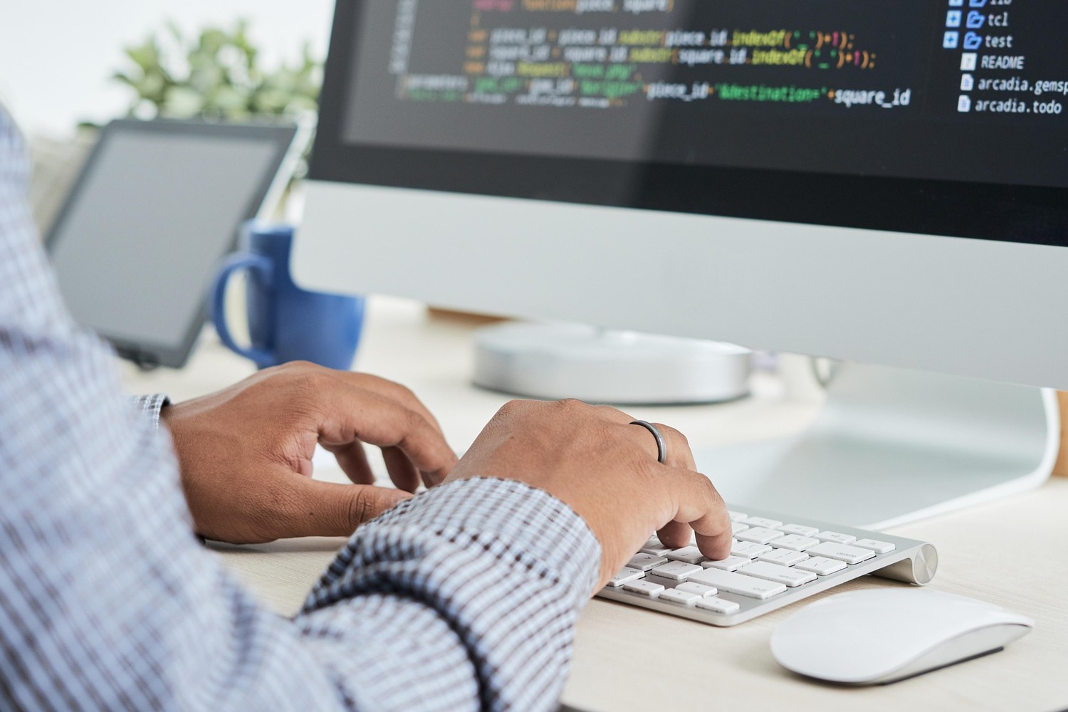 Il prompt engineering è la progettazione e ottimizzazione degli input forniti ai modelli di AI generativa per ottenere risposte precise e di qualità.
