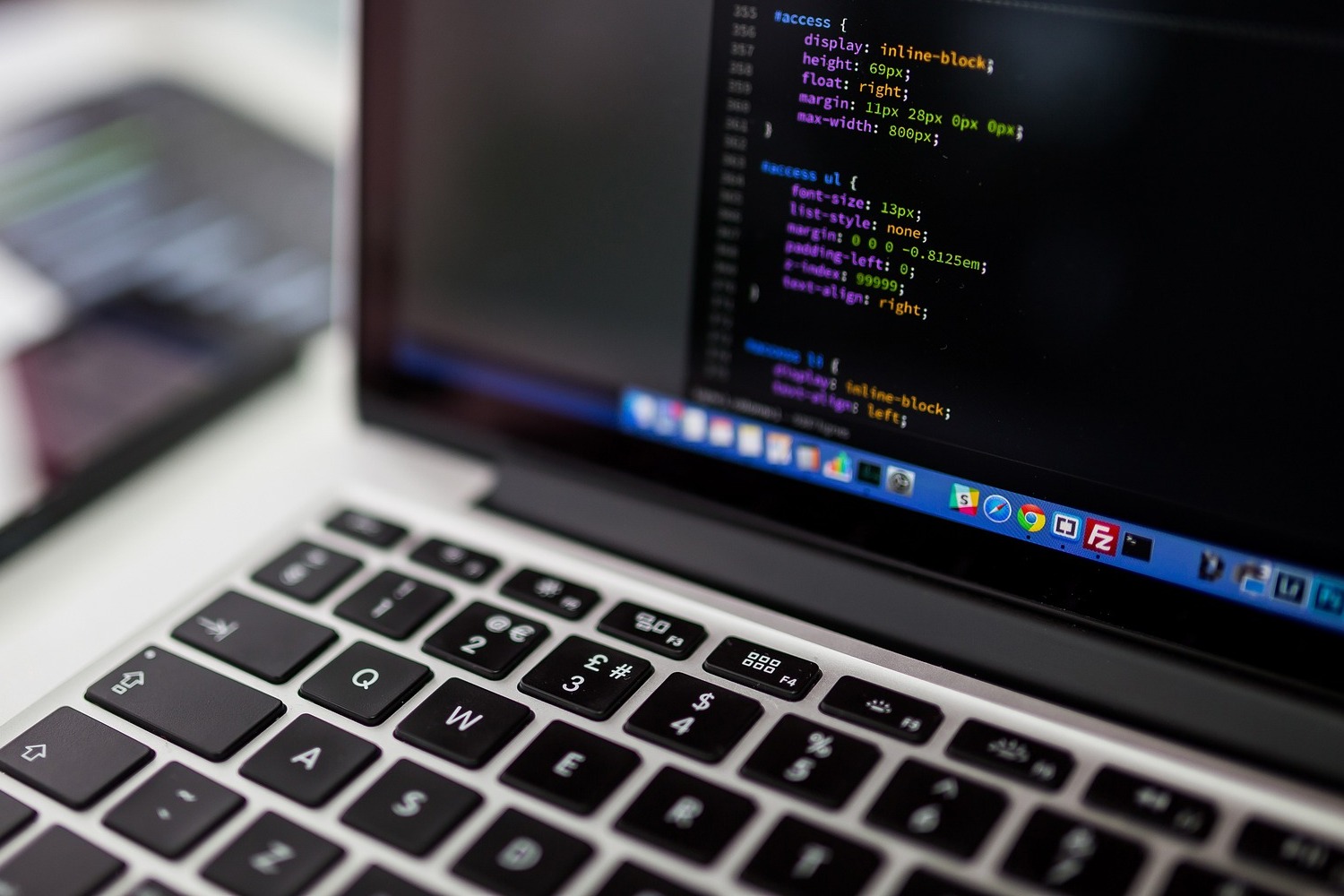 Scrivere prompt efficaci è una competenza ormai richiesta a chiunque si occupi di web writing, e non solo
