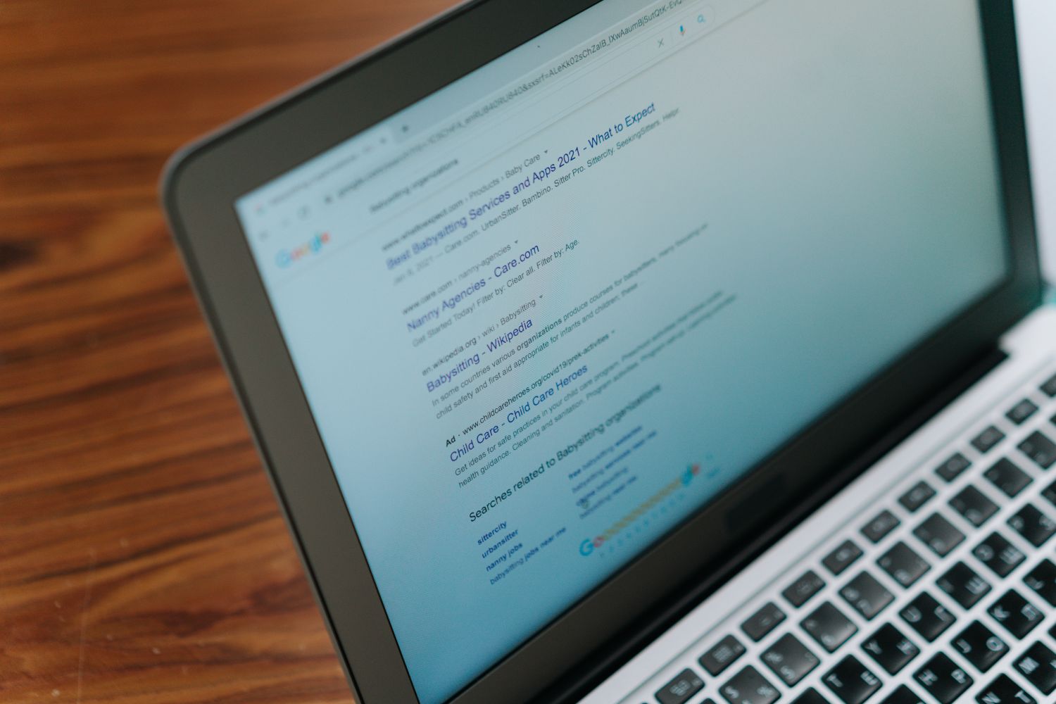 La SERP è la pagina dei risultati di ricerca che search engine come Google mostrano dopo ogni ricerca, ed è composta da risultati organici, risultati a pagamento e SERP feature.
