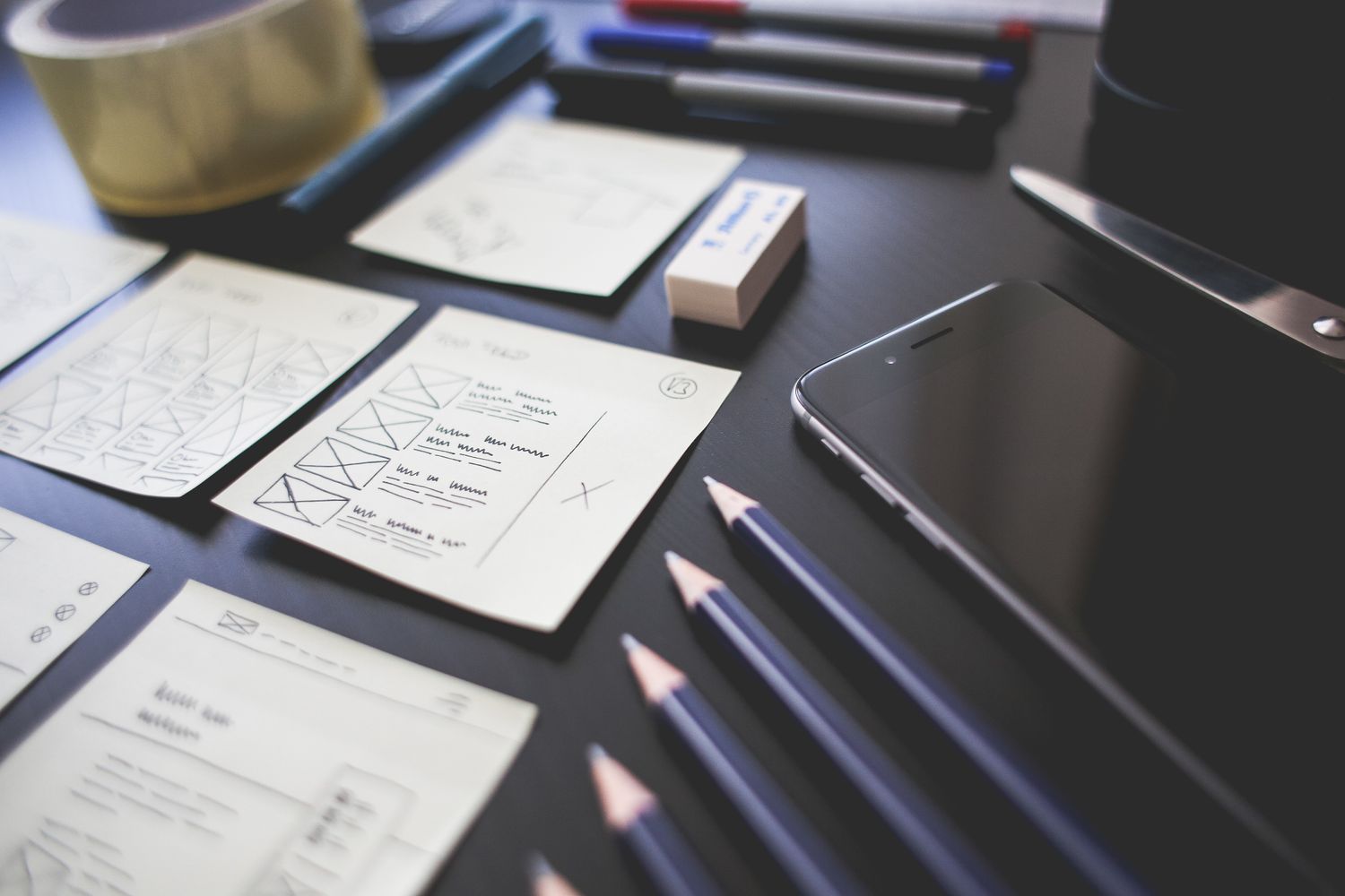 La user experience (esperienza utente) indica l'insieme di percezioni, emozioni e reazioni che una persona ha quando entra in un sito, app, servizio digitale.