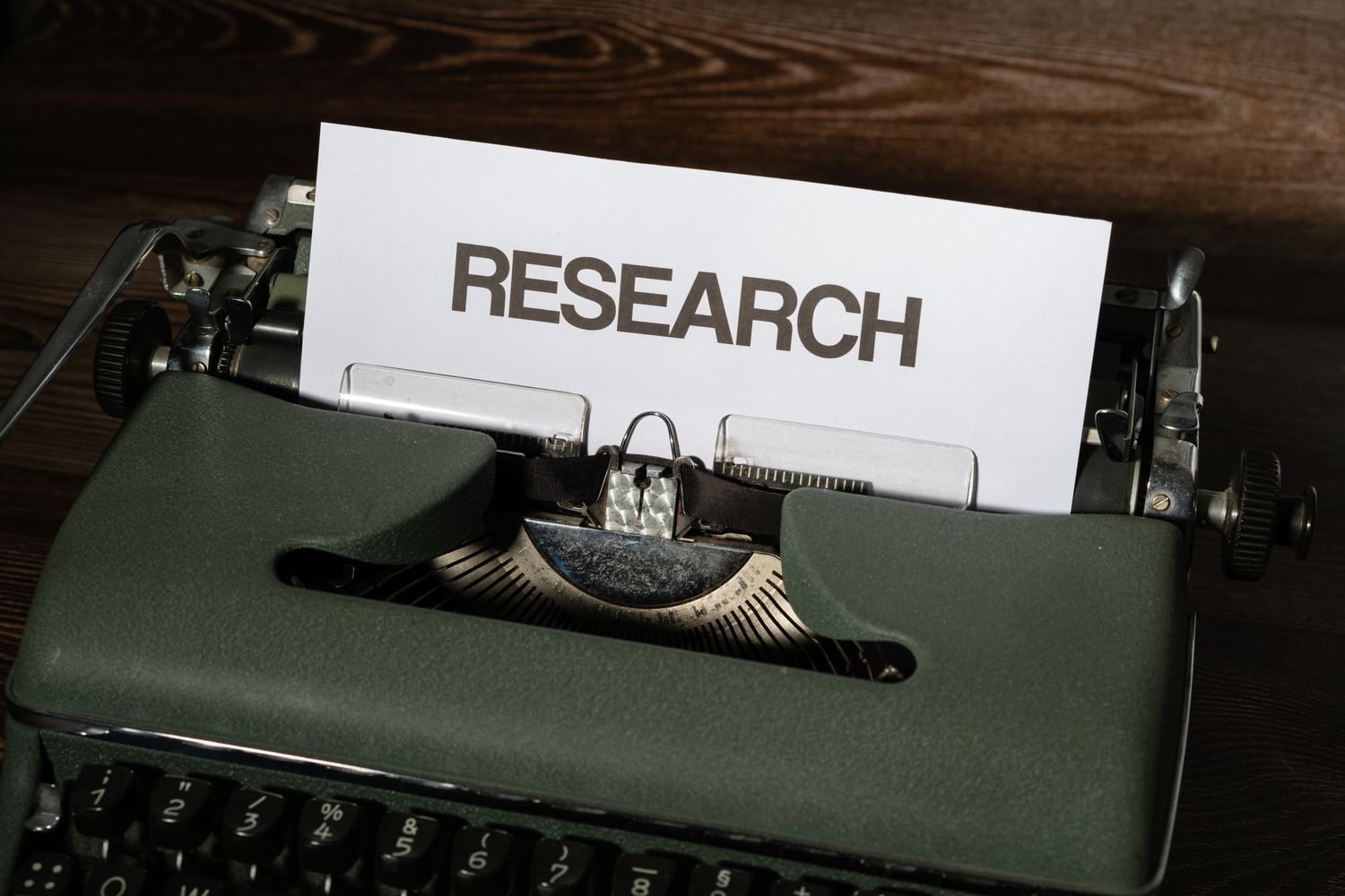 La keyword research è il processo con cui SEO specialist, content strategist e chi scrive per il web individua le parole e le frasi che le persone digitano nei motori di ricerca, per orientare la creazione di contenuti verso ciò che il pubblico cerca davvero.